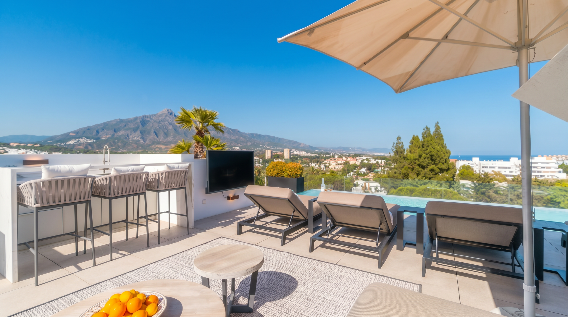 Rooftop terrace with La Concha and sea views, Nueva Andalucía